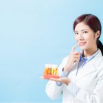 インプラント後の歯が揺れる原因とは？対処法とともに解説