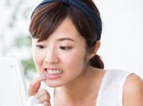 ホワイトニング中に痛みが！原因と対処法を解説